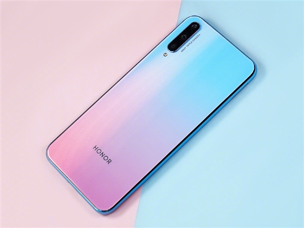 趙明曬榮耀20青春版真機圖的三款配色 并向網(wǎng)友征集命名